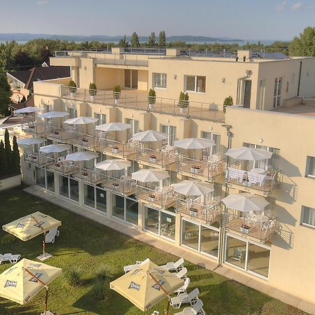 Ket Korona Konferencia Es Wellness Hotel Балатонсарсо Экстерьер фото