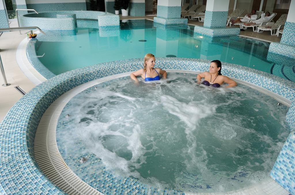 Ket Korona Konferencia Es Wellness Hotel Балатонсарсо Экстерьер фото
