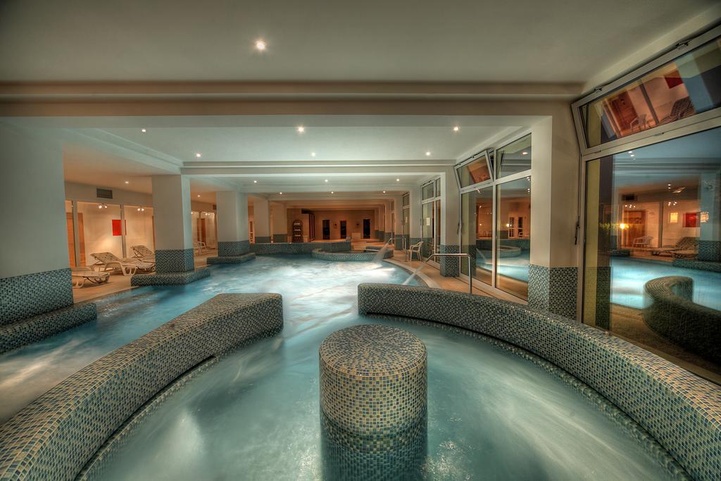 Ket Korona Konferencia Es Wellness Hotel Балатонсарсо Экстерьер фото