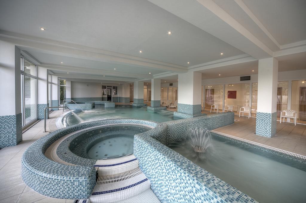 Ket Korona Konferencia Es Wellness Hotel Балатонсарсо Экстерьер фото