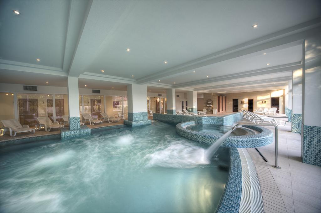Ket Korona Konferencia Es Wellness Hotel Балатонсарсо Экстерьер фото