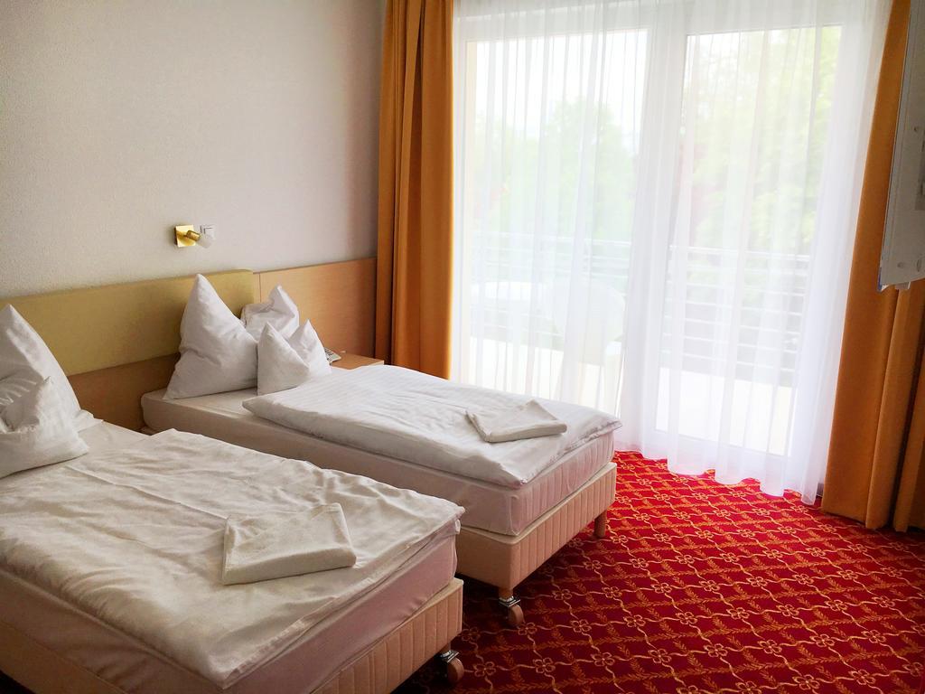 Ket Korona Konferencia Es Wellness Hotel Балатонсарсо Экстерьер фото