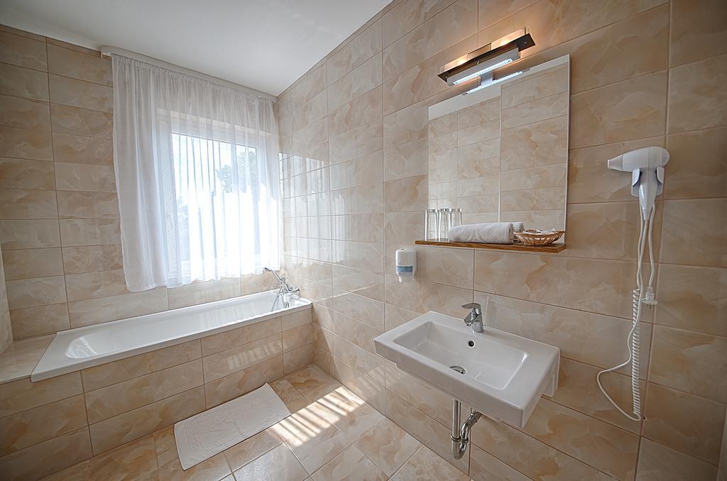 Ket Korona Konferencia Es Wellness Hotel Балатонсарсо Экстерьер фото