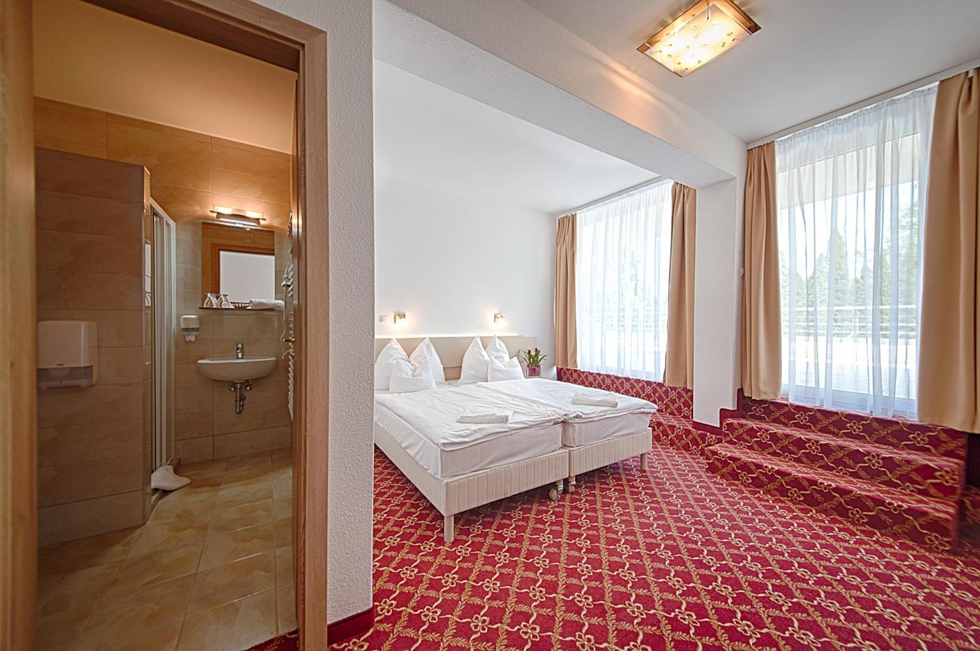 Ket Korona Konferencia Es Wellness Hotel Балатонсарсо Экстерьер фото