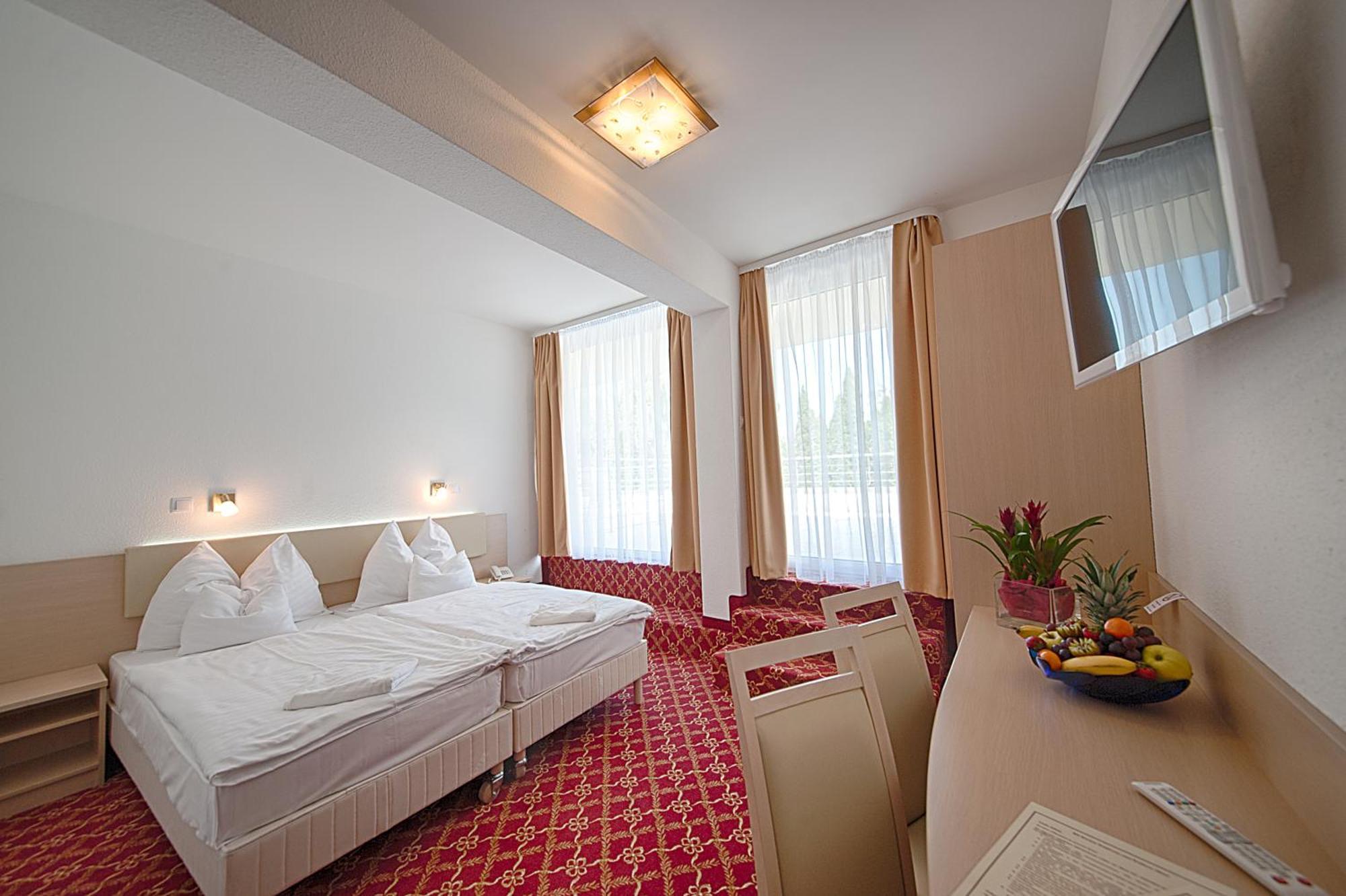 Ket Korona Konferencia Es Wellness Hotel Балатонсарсо Экстерьер фото