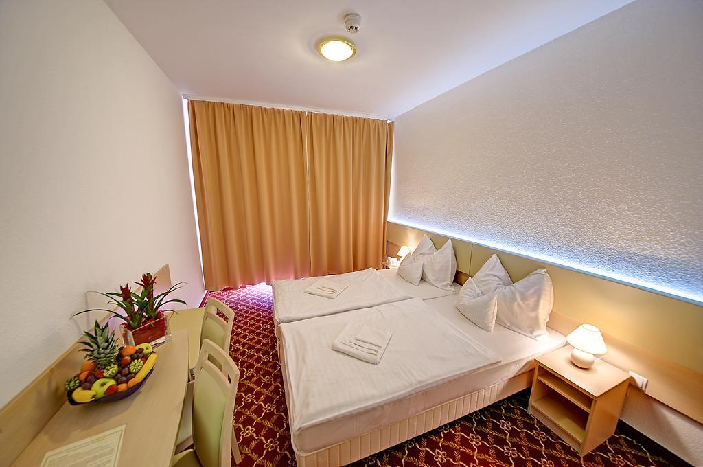 Ket Korona Konferencia Es Wellness Hotel Балатонсарсо Экстерьер фото