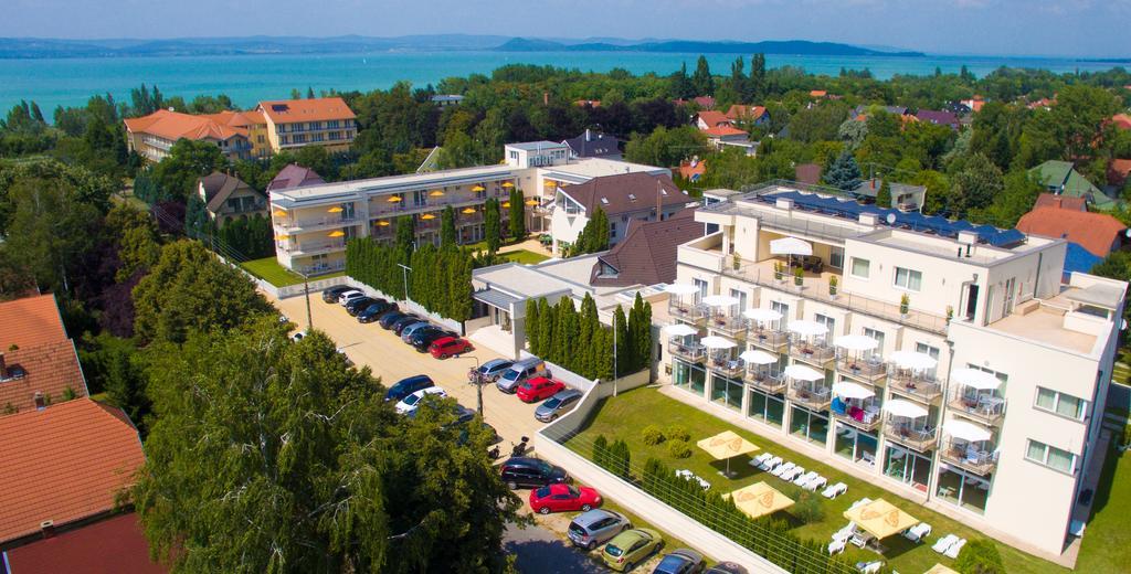 Ket Korona Konferencia Es Wellness Hotel Балатонсарсо Экстерьер фото