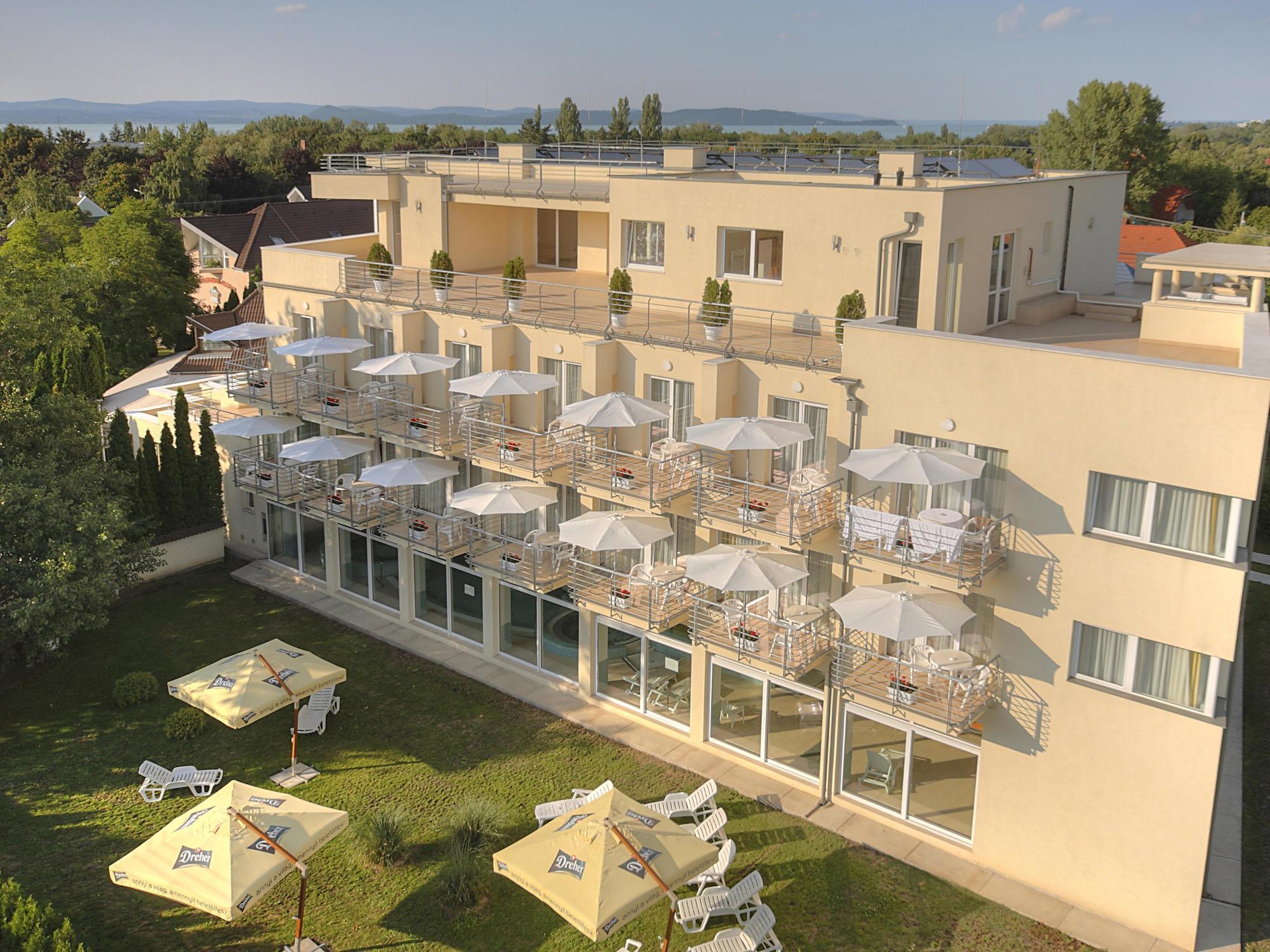 Ket Korona Konferencia Es Wellness Hotel Балатонсарсо Экстерьер фото