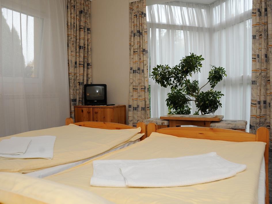 Ket Korona Konferencia Es Wellness Hotel Балатонсарсо Экстерьер фото