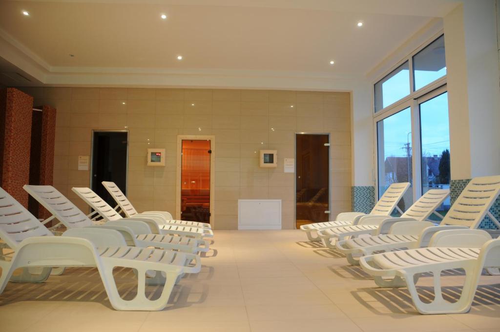 Ket Korona Konferencia Es Wellness Hotel Балатонсарсо Экстерьер фото