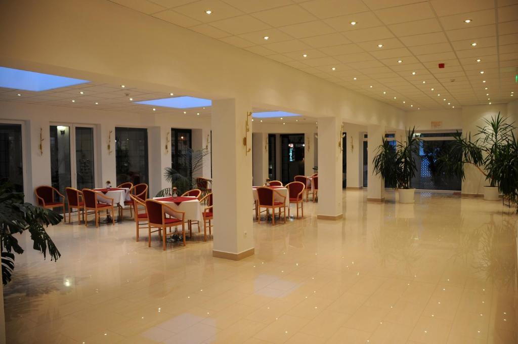 Ket Korona Konferencia Es Wellness Hotel Балатонсарсо Экстерьер фото