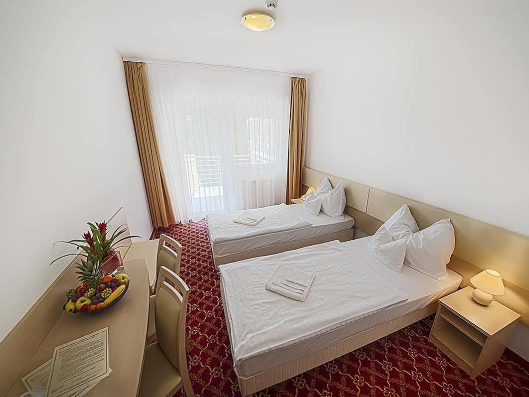 Ket Korona Konferencia Es Wellness Hotel Балатонсарсо Экстерьер фото
